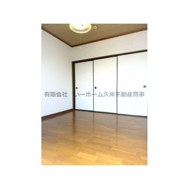 落ち着いた色調の洋室です