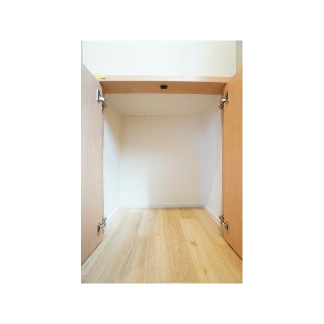 1階トイレ収納。生活感が出にくく、清潔感のある空間になります。