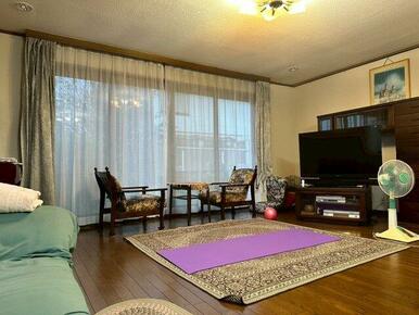 ゆったり過ごせる居間です