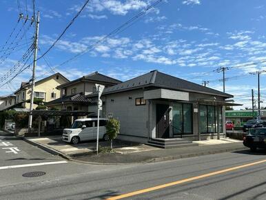 住居兼店舗　重量鉄骨造の平家　カースペース４台可