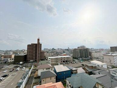 「眺望」南向きで日当たり良好でございます。