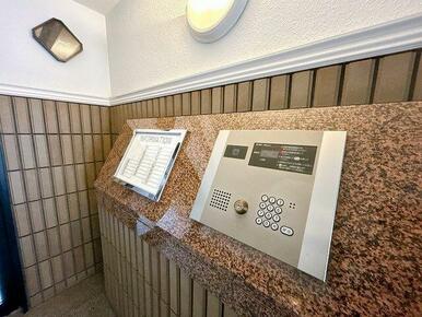 「エントランス」オートロック付きで安心して暮らせます。
