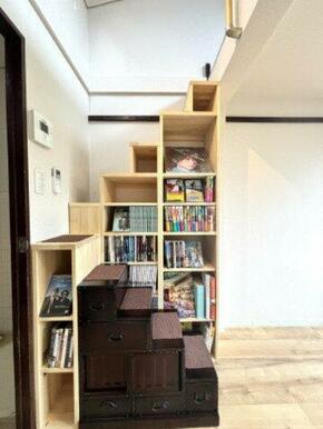 家具階段付き。 稼働棚になっており本はこんなにたくさん収納出来ます。 もちろん、本以外にもお好きなもの