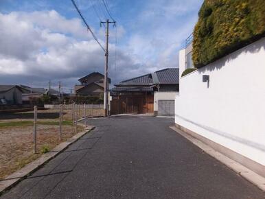 前面道路は車通りがほぼ無いため安心です