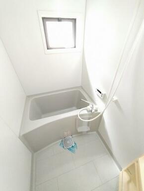 追い焚き付きのバスルーム