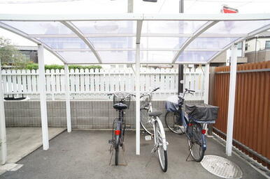 雨の日でも安心して止められる屋根付の駐輪場です☆