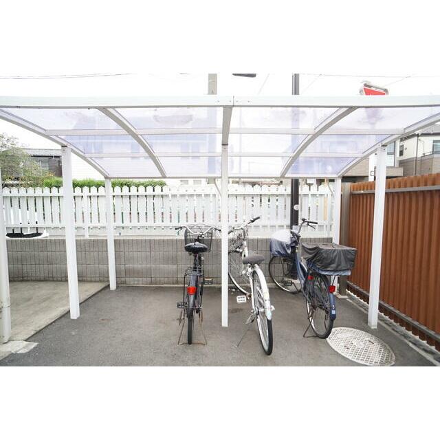 雨の日でも安心して止められる屋根付の駐輪場です☆