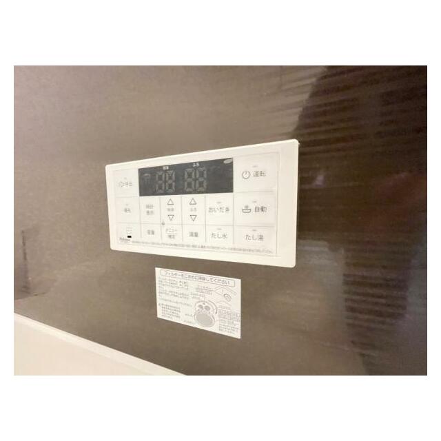 ボタンひとつでお湯張りや追い焚き、温度調整までしてくれる便利なオートバス機能付き！