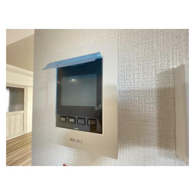 訪問者がひと目でわかるモニター付きインターホンを標準装備。お子さまのお留守番にも安心です！