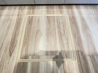 お漬物を漬けたり鍋などの季節物もしまっておける便利な床下収納！