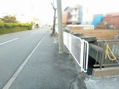 前面道路含む現地写真です