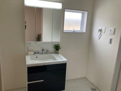 一日の始まりは洗面所から。さぁ顔を洗って気合を入れよう（4号棟）