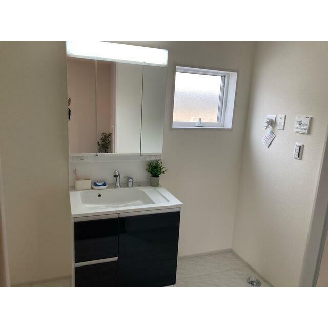 一日の始まりは洗面所から。さぁ顔を洗って気合を入れよう（4号棟）