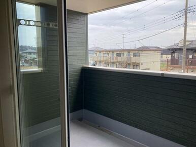 部屋の外と中をつなぐバルコニー、使い方自在！（4号棟）