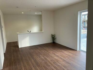 くつろぎスペースとしてはもとより、リビングに学習やテレワークのスペースを設けるご家庭も増えています（4号棟）