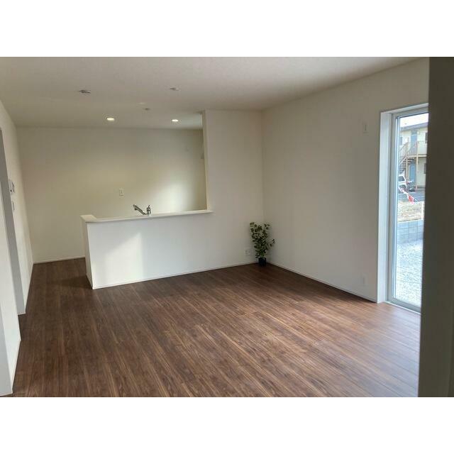 くつろぎスペースとしてはもとより、リビングに学習やテレワークのスペースを設けるご家庭も増えています（4号棟）