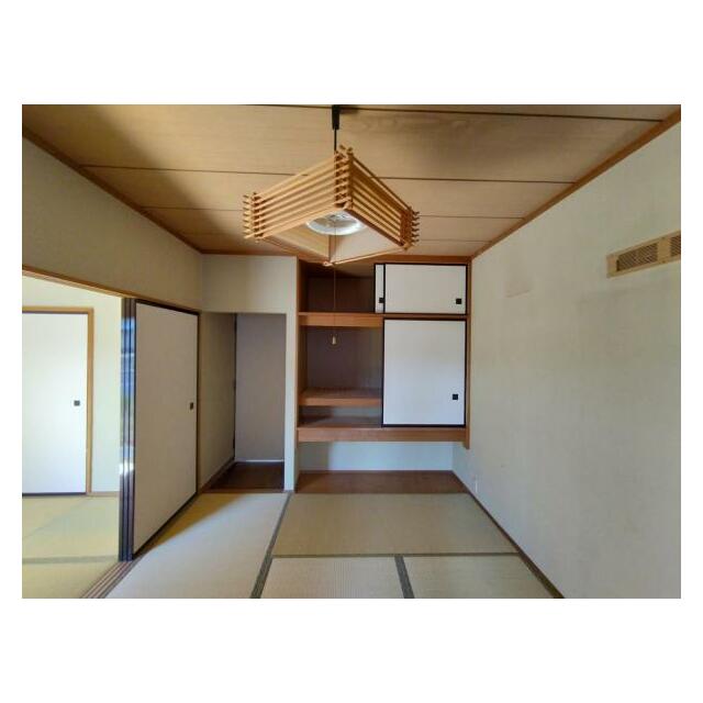 1階和室（6帖）の様子。玄関の方からも入ることができますので、来客用のお部屋としてもお使い頂けます。