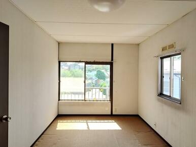 二階洋室（8.2帖）南に向かって撮影。