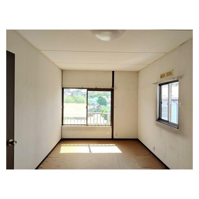 二階洋室（8.2帖）南に向かって撮影。