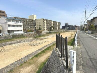 目の前には仁川が流れ、川のせせらぎに心癒される事でしょう！