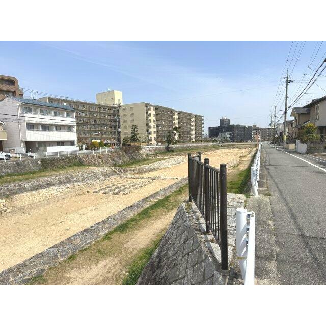 目の前には仁川が流れ、川のせせらぎに心癒される事でしょう！