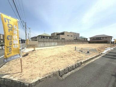 周辺は車通りも少なく静かで閑静な住宅街のため、安心して子育てをしていただけるエリアです！