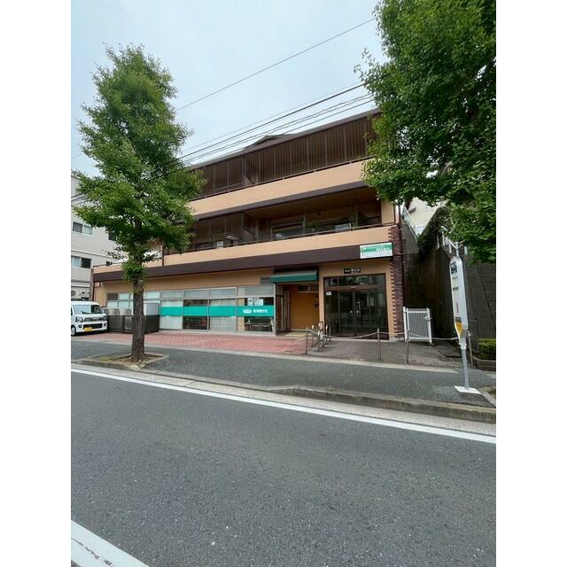 エントランスは「藤が丘二丁目」バス停前！