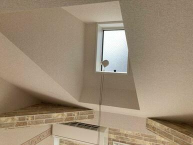 高い位置に窓があり明るい！