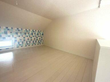 収納や寝室など多用途のロフト付