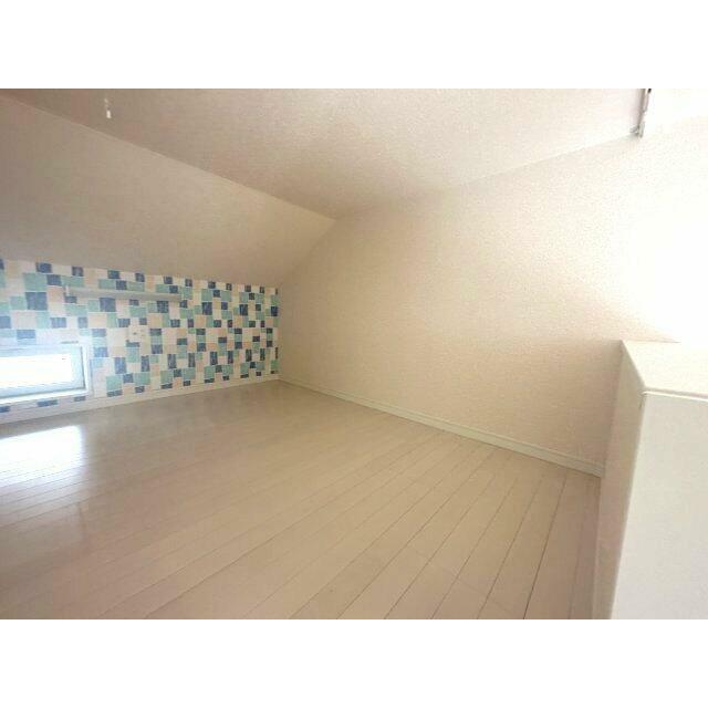 収納や寝室など多用途のロフト付