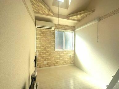 天井が高くて明るい居室※家電残置物あり