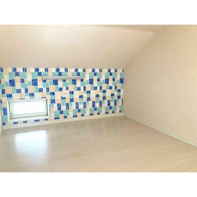 収納や寝室など多用途のロフト付