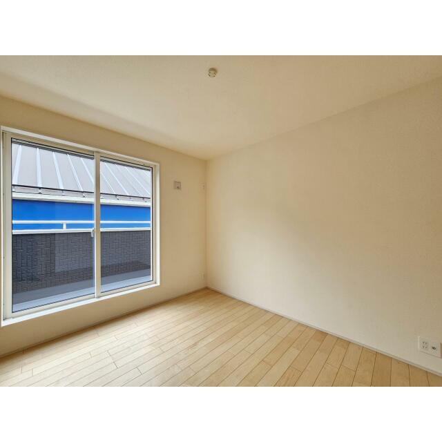 洋室5.25帖採光、通風が心地よいお部屋です。どんな用途でも心地よくお使いいただけるようなデザインになっ
