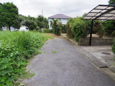 前面道路　向かって右奥が物件です