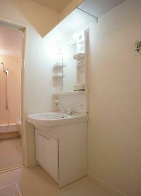 鏡の両脇に収納スペースを確保した洗髪洗面化粧台は、水栓がリフトアップするので洗髪もラクラク♪忙しい…