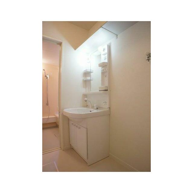 鏡の両脇に収納スペースを確保した洗髪洗面化粧台は、水栓がリフトアップするので洗髪もラクラク♪忙しい…