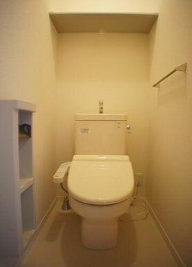 幅広い年齢層から支持されている今や必須アイテムの温水洗浄暖房便座♪冬場も便座が暖かくご使用いただけ…