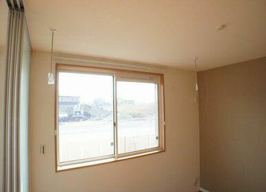 【南洋室】雨天・曇天時だけでなく花粉対策や防犯上、人目を避けたい洗濯物の室内干しに役立つホスクリー…