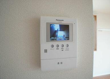 不在時の来訪者も確認できて安心な録画機能付きカラーモニターホンは、防犯効果が高く、安心・安全なシャ…