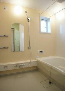 換気と採光を考慮した小窓があって明るく清潔感あるバスルームは、沸かし直しができる追焚給湯機能付き♪