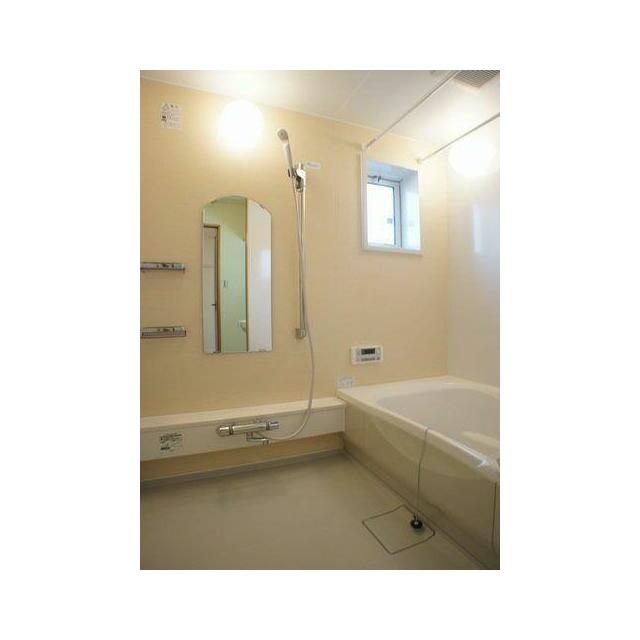 換気と採光を考慮した小窓があって明るく清潔感あるバスルームは、沸かし直しができる追焚給湯機能付き♪