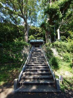 隣は白岩神社です。