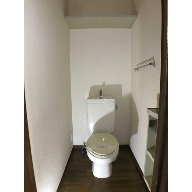 トイレにコンセントございます。