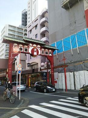 「表参道商店街」駅前入り口。多くの参拝者や地元の方々で賑わいます。