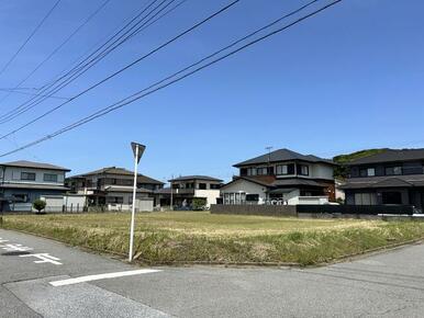 南向きの区画で日当たり良好！建築プランの立てやすい地形です♪