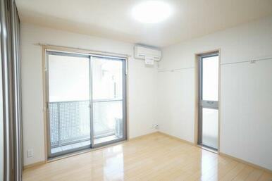 【洋室】シングルにおすすめの１Ｋのお部屋です。角部屋ならではの２面の窓から明るい光が差し込みます。