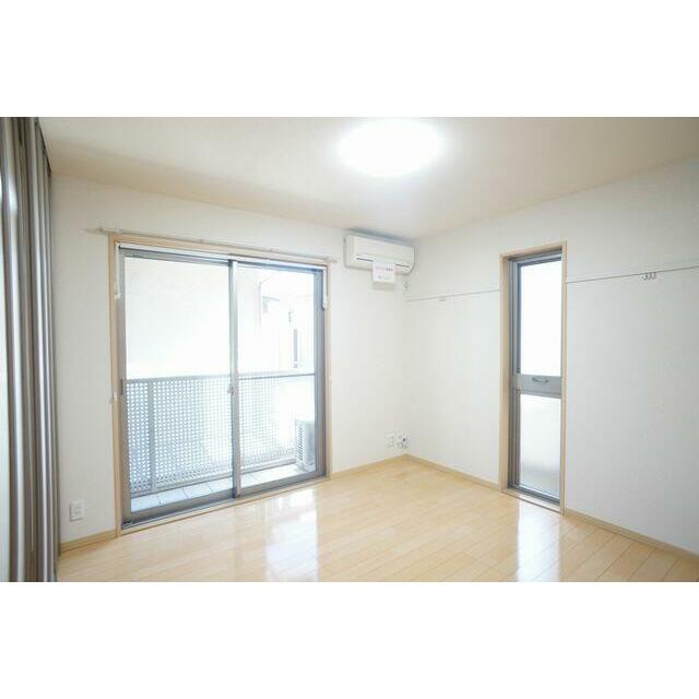 【洋室】シングルにおすすめの１Ｋのお部屋です。角部屋ならではの２面の窓から明るい光が差し込みます。