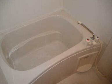 洗面所とトイレから独立した浴室です。