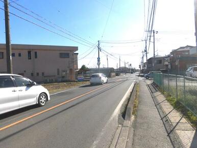 現地を含む前面の市道。３軒隣はセブンイレブンです。