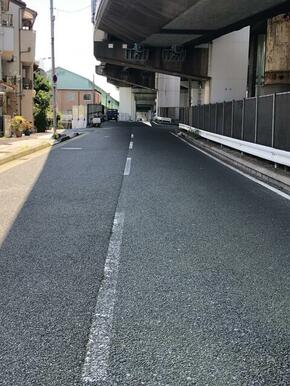 南側接面道路　東側へ